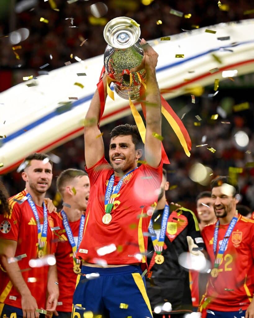 Rodri com o troféu da Eurocopa