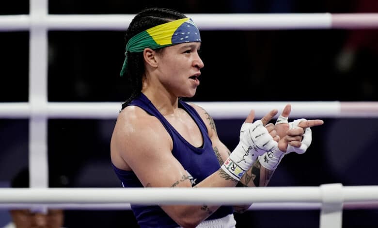 Bia Ferreira celebra vitória em Paris 2024