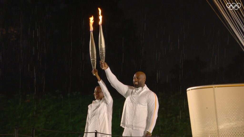 Marie-José Perec e Teddy Riner, multicampeões olímpicos, acedem a Pira Olímpica