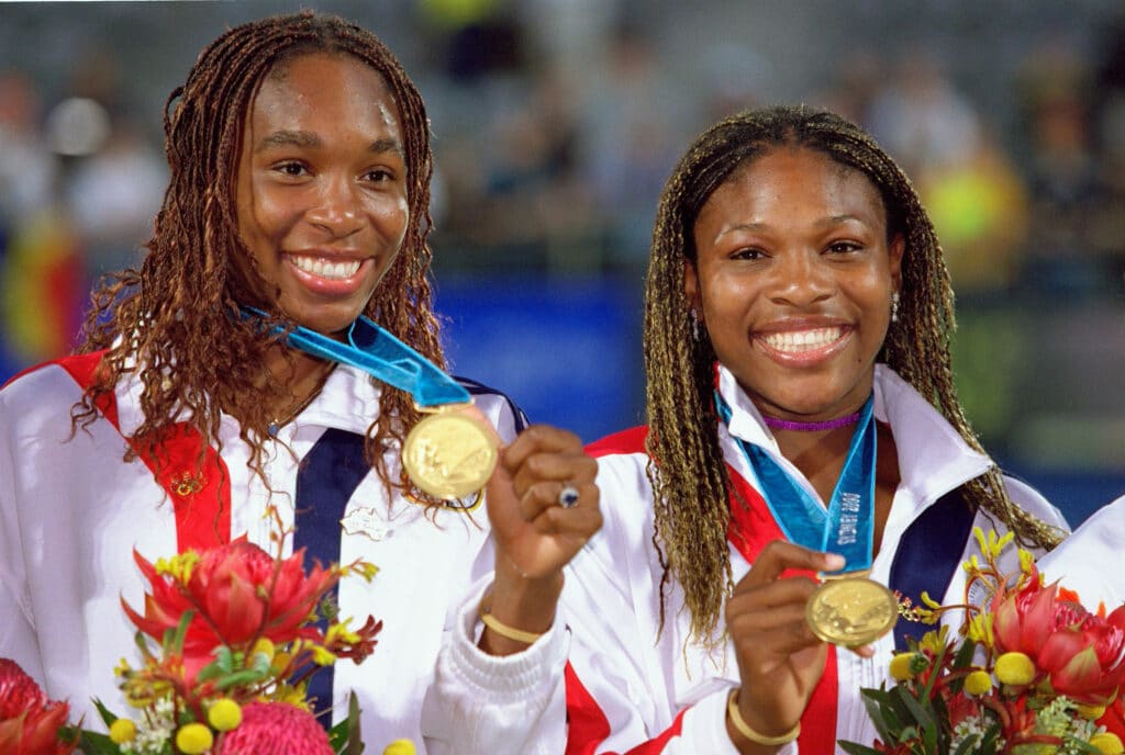 Venus e Serena Williams medalhista de ouro no tênis em 2000