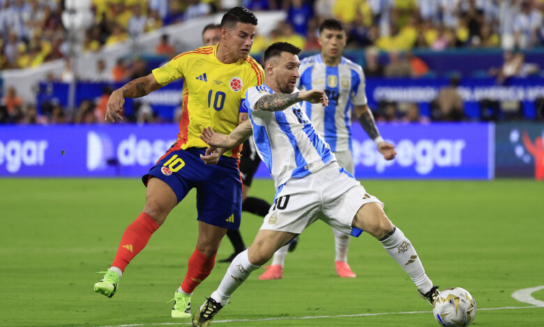 James Rodríguez e Messi em disputa pela final da Copa América