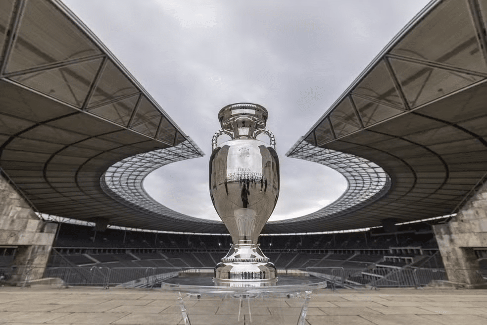 Troféu da final da Eurocopa 2024 no Estádio Olímpico de Berlim