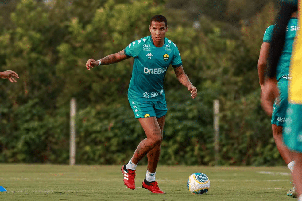 Deyverson em treino do Cuiabá está na mira do Grêmio.