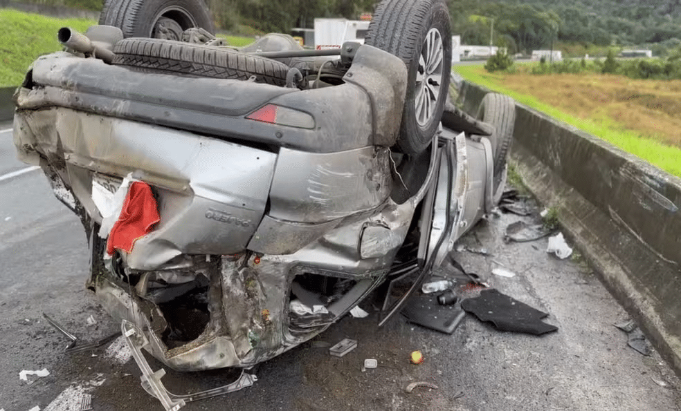 Carro de Dunga capotou na BR-116, em Campina Grande do Sul (PR)