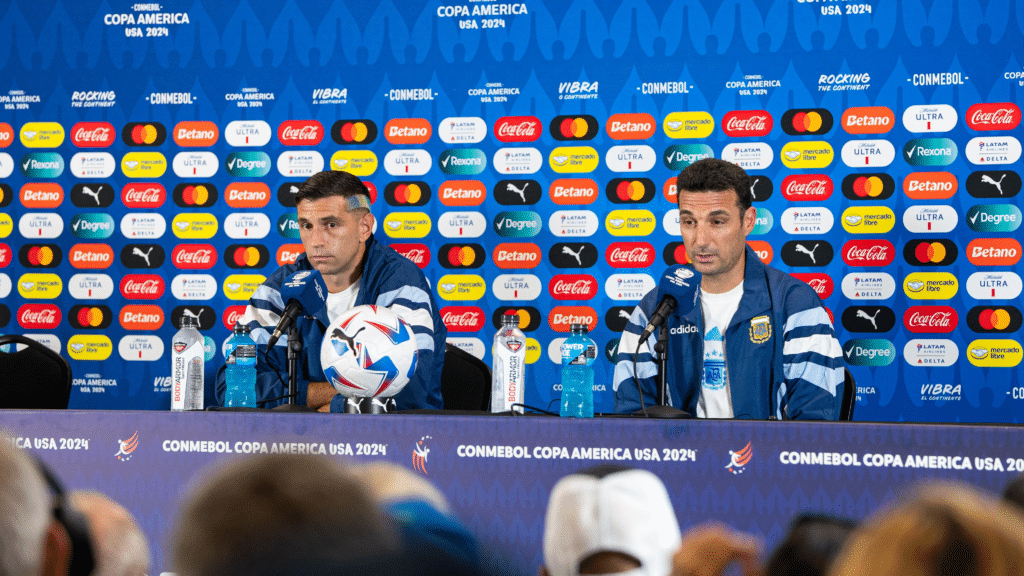 Scaloni e Dibu Martínez