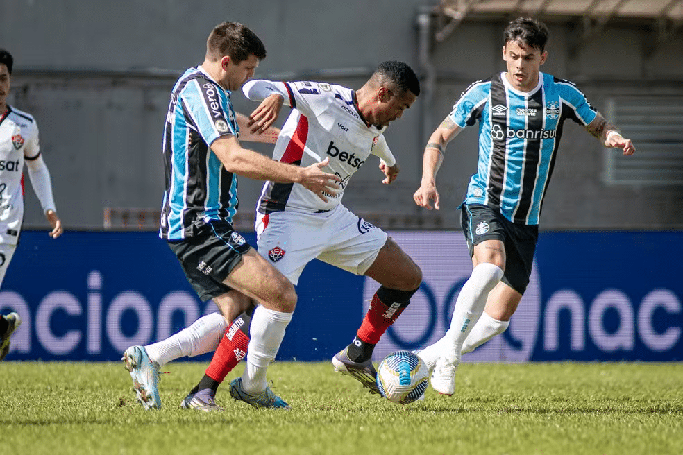 Kannemann e Carballo em ação pelo Grêmio contra o Vitória