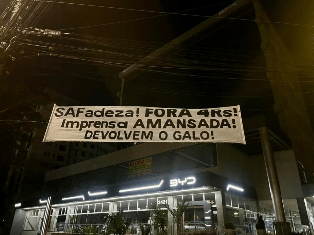 Torcedores do Atlético-MG estede faixa com críticas a atual gestão do clube