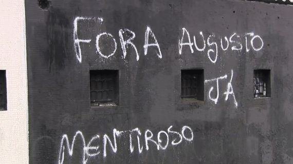 Muros do Parque São Jorge pichados em protesto no Corinthians