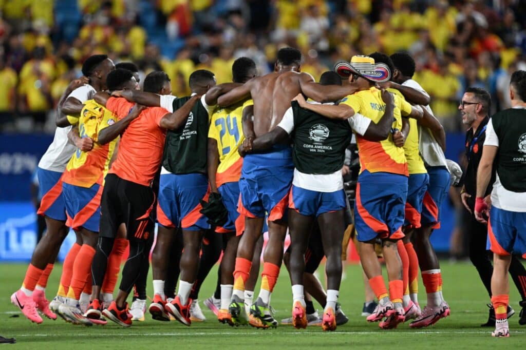 Colombianos comemorando a classificação à final da Copa América