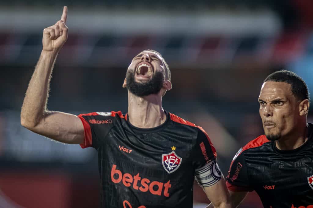 Wagner Leonardo celebrando gol pelo Vitória