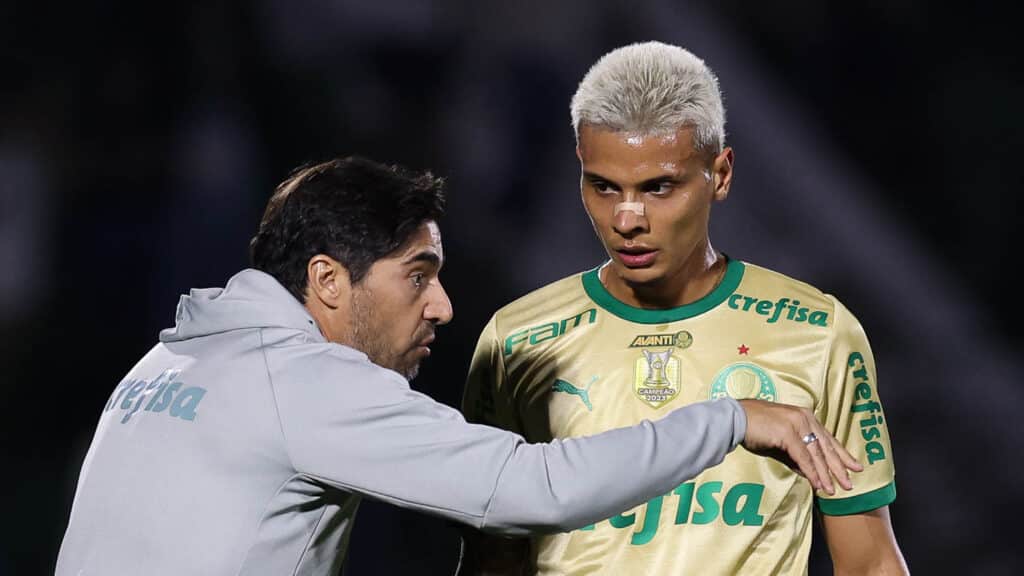 Abel Ferreira se irrita com questionamento em coletiva: "Tenho que dar satisfação a três mulheres só"