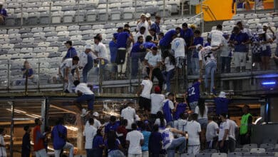 Torcida do Cruzeiro invadindo setor