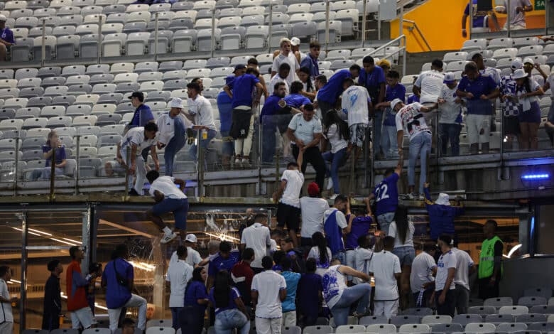 Torcida do Cruzeiro invadindo setor