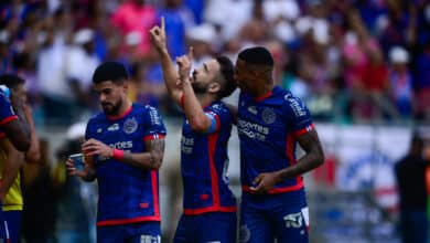 Everton Ribeiro comemora gol em Bahia x Vitória