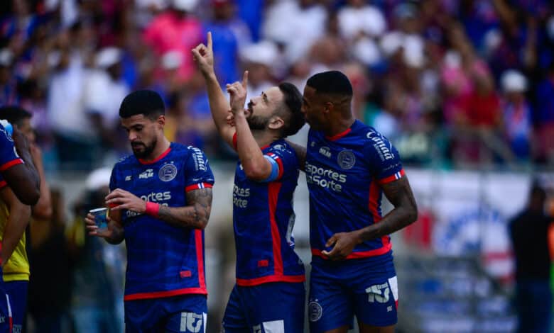 Everton Ribeiro comemora gol em Bahia x Vitória