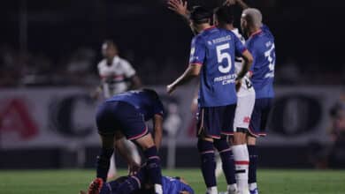 Izquierdo, do Nacional, caído em campo contra o São Paulo