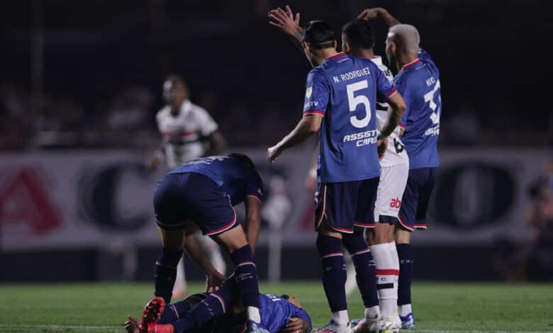 Izquierdo, do Nacional, caído em campo contra o São Paulo