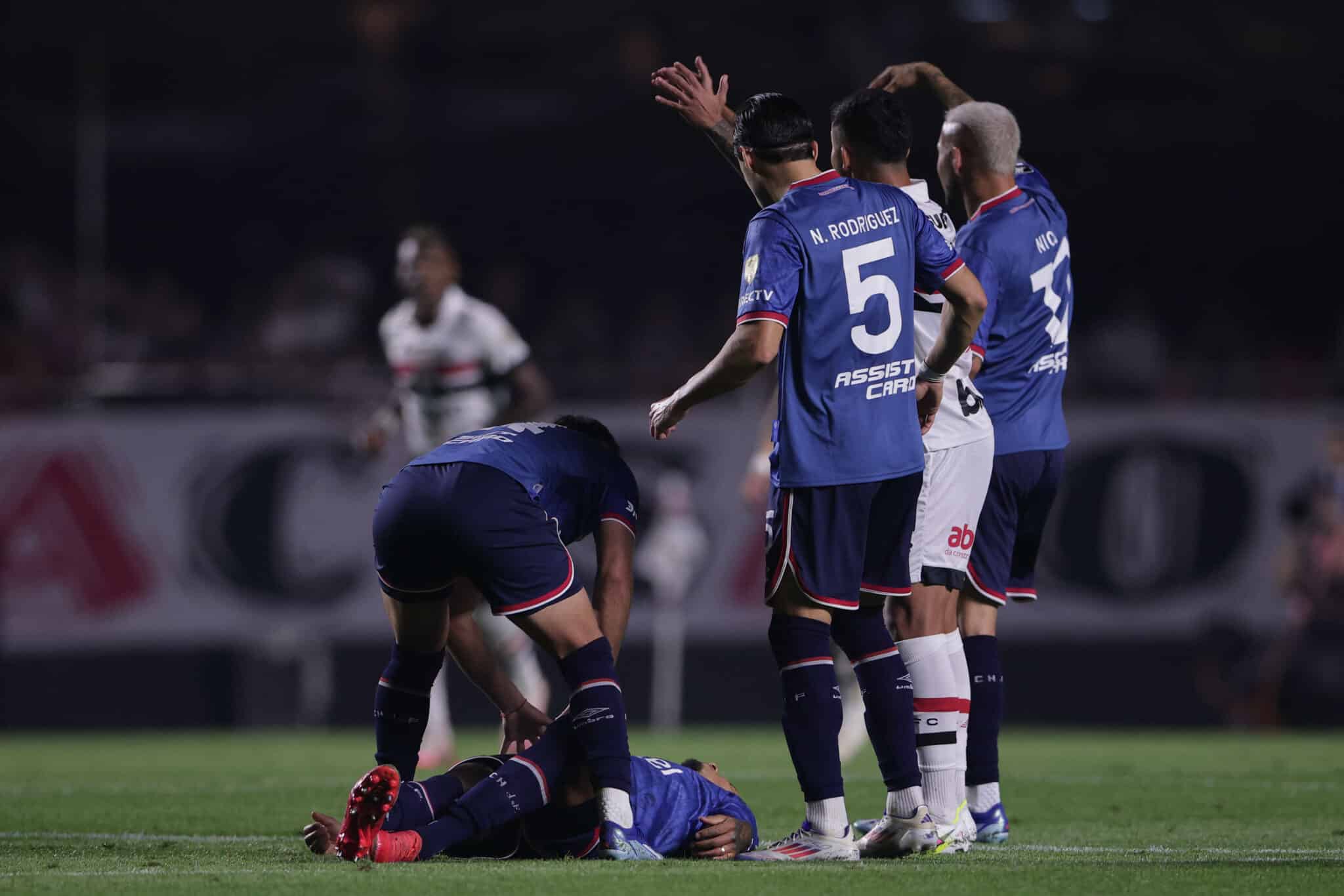 Izquierdo, do Nacional, caído em campo contra o São Paulo