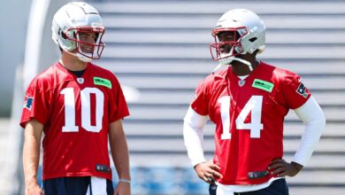 Drake Maye e Jacoby Brissett em treino dos Patriots