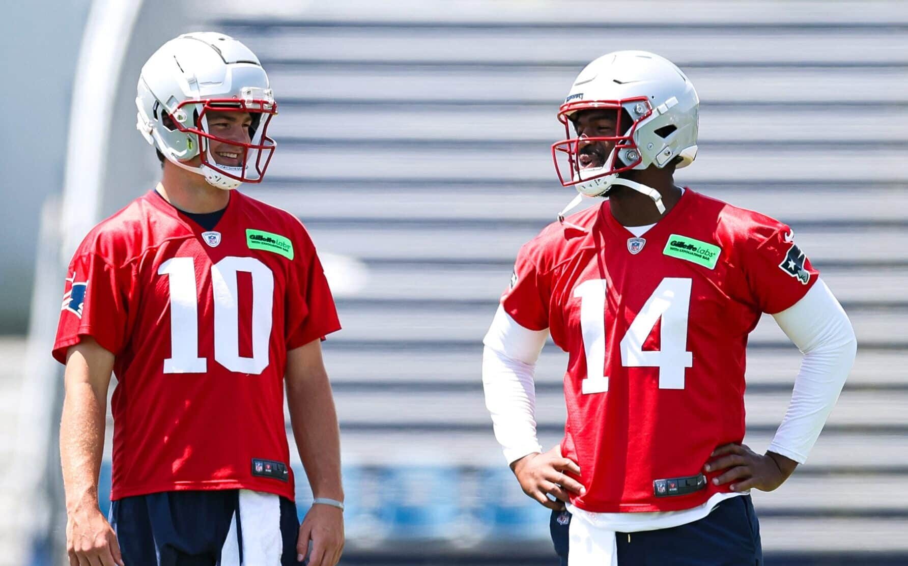 Drake Maye e Jacoby Brissett em treino dos Patriots