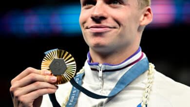 Léon Marchand celebrando seu ouro olimpico