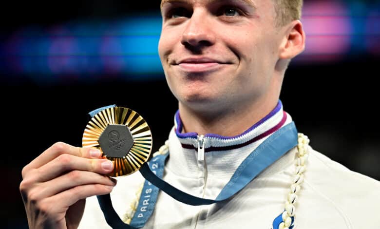 Léon Marchand celebrando seu ouro olimpico