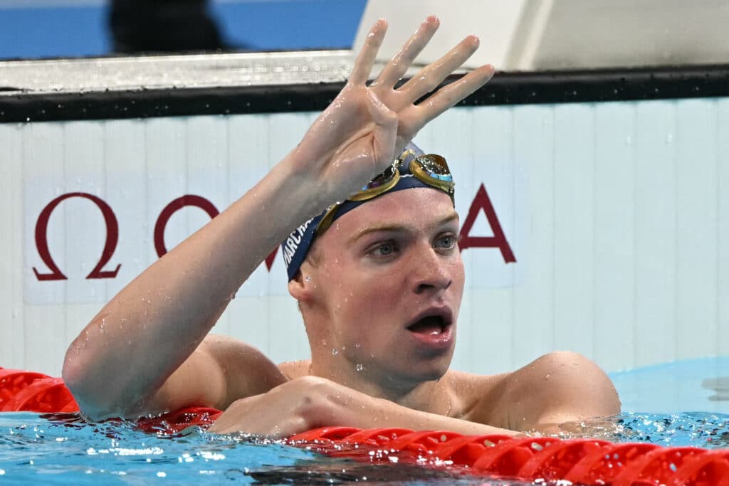 Léon Marchand celebrando seu quarto ouro olimpico