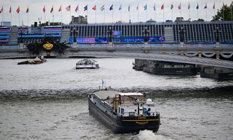 Triatlon gera polêmicas no rio Sena em Paris