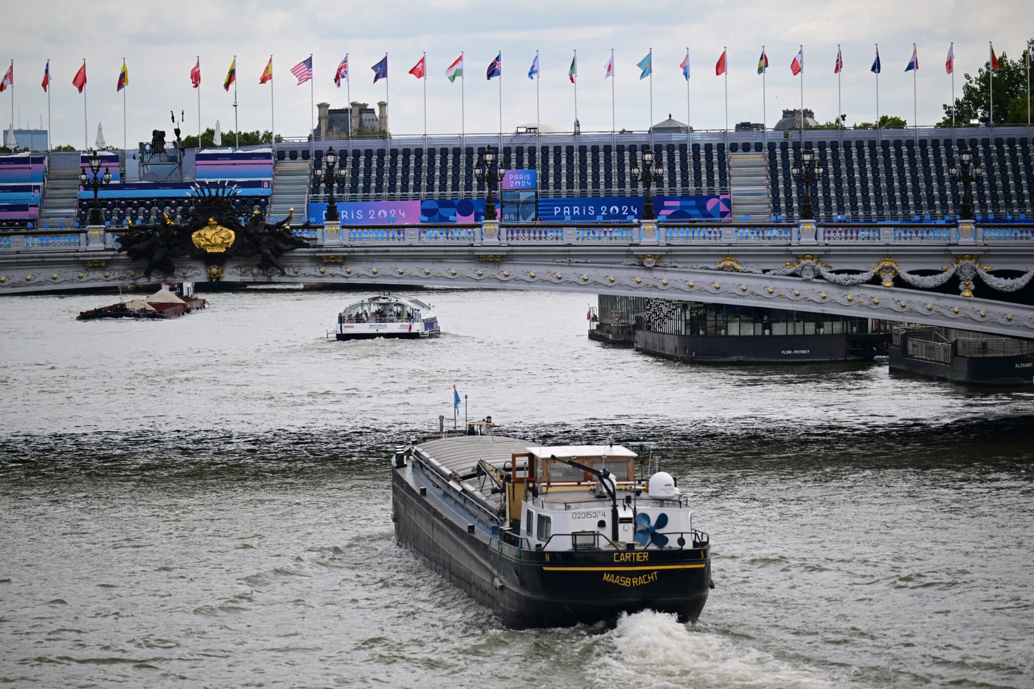 Triatlon gera polêmicas no rio Sena em Paris