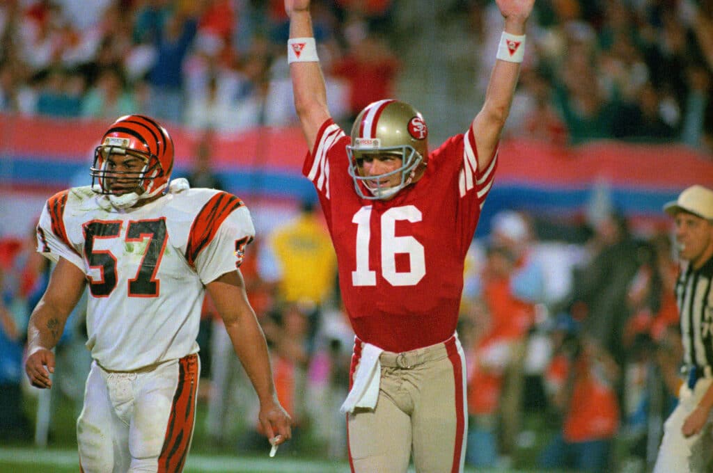 Joe Montana celebrando título do San Francisco 49ers, segundo time entre os maiores campeões da NFL