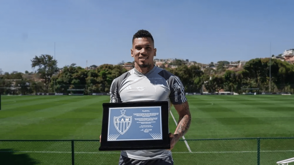 Paulinho recebe homenagem pelos 100 jogos no Atlético-MG