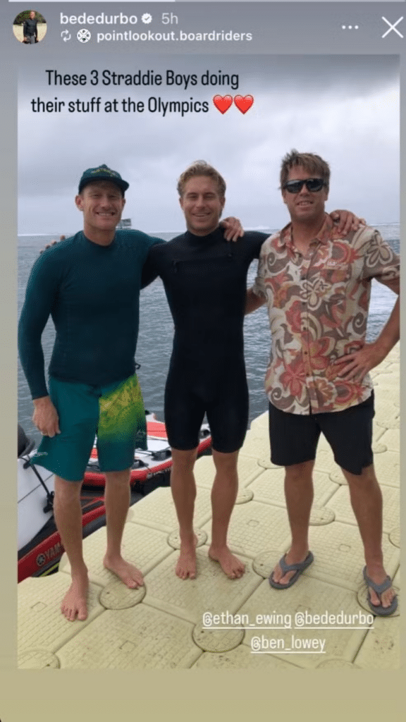 Foto publicada em que aparecem, juntos, Ethan Ewing (surfista australiano) e Ben Lowe (juíz australiano)