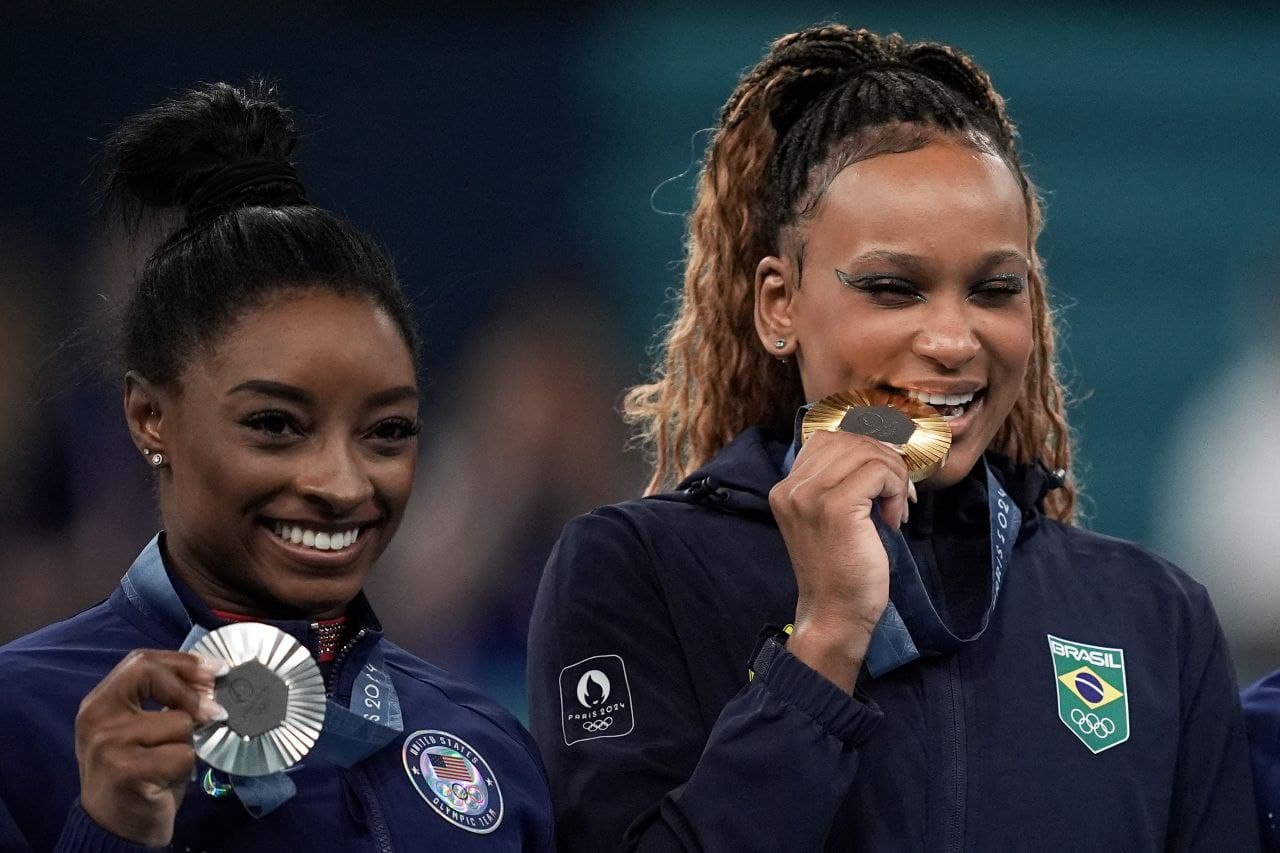 A ginasta brasileira Rebeca Andrade conquista a medalha de ouro na final do solo - Foto: Alexandre Loureiro/COB