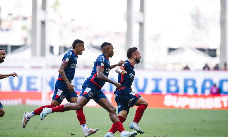 Everton Ribeiro comemora gol em Bahia x Vitória