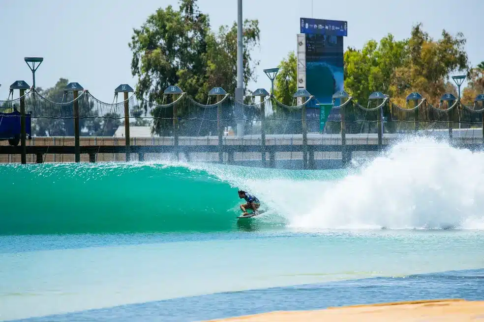 Filipe Toledo em ondas aritficiais