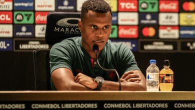 Jhon Arias em coletiva do Fluminense