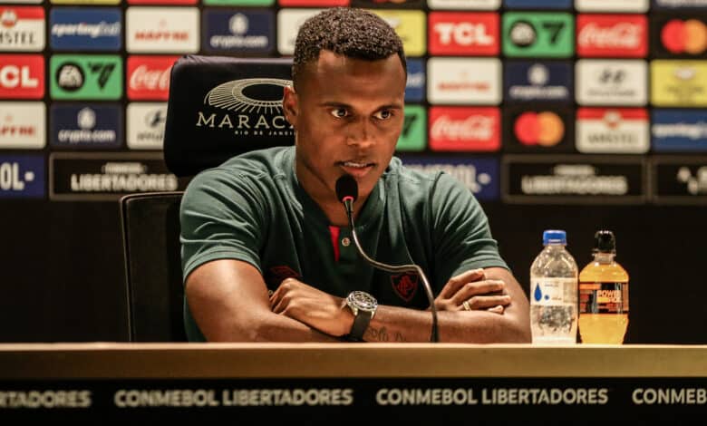 Jhon Arias em coletiva do Fluminense