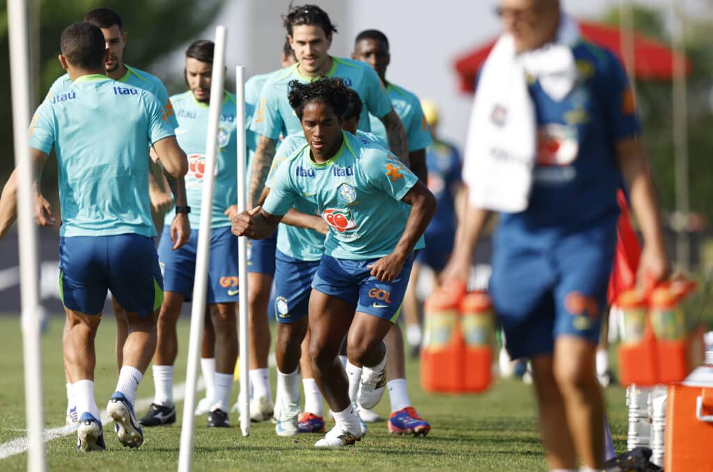 Pedro sente dores, deixa treino e se torna preocupação na Seleção