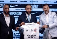 Memphis Depay apresentado pelo Corinthians