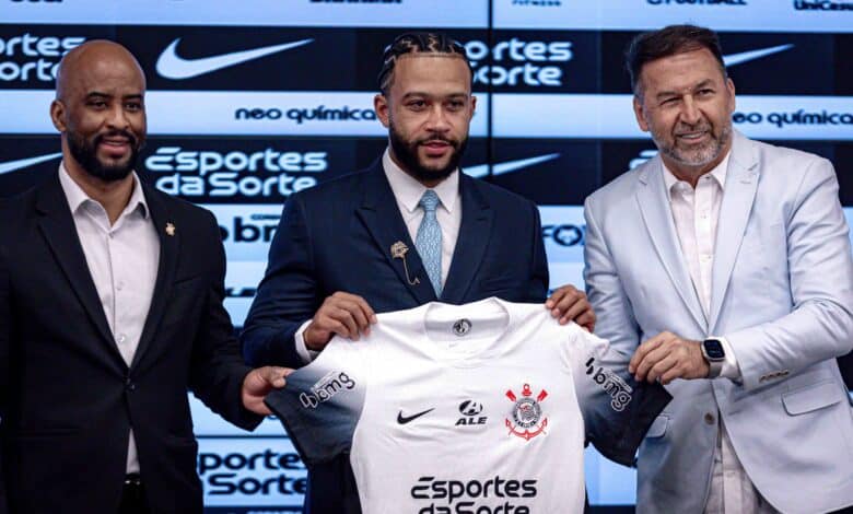 Memphis Depay apresentado pelo Corinthians