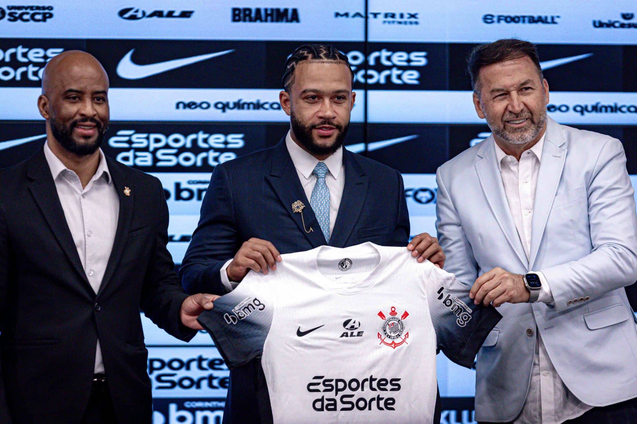 Memphis Depay apresentado pelo Corinthians