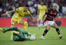 Arrascaeta em campo contra o Peñarol