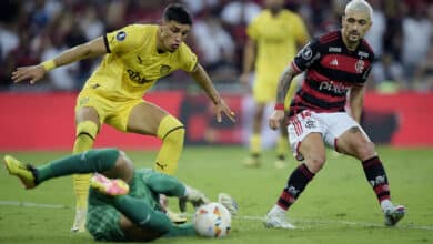 Arrascaeta em campo contra o Peñarol