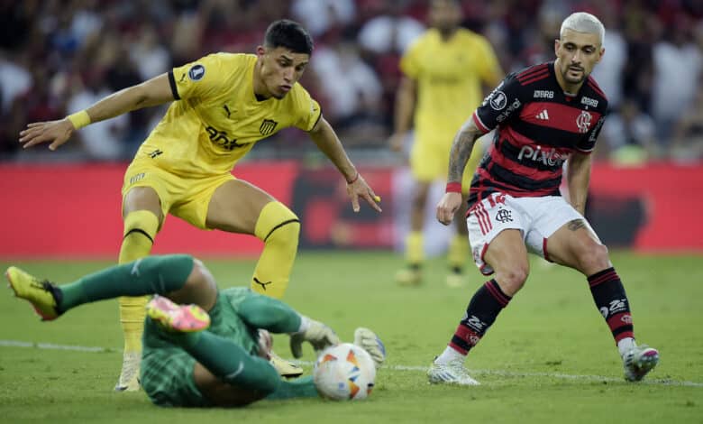 Arrascaeta em campo contra o Peñarol