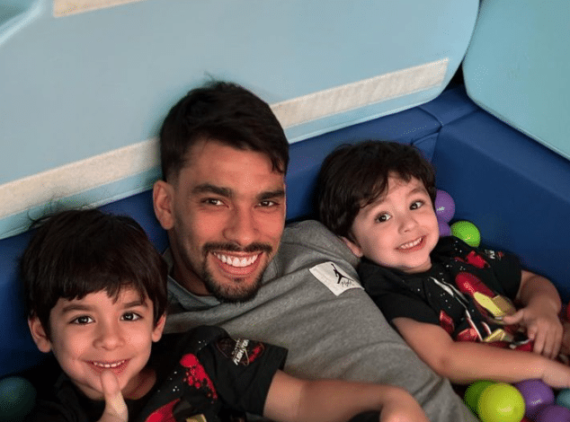 Lucas Paquetá e seus filhos