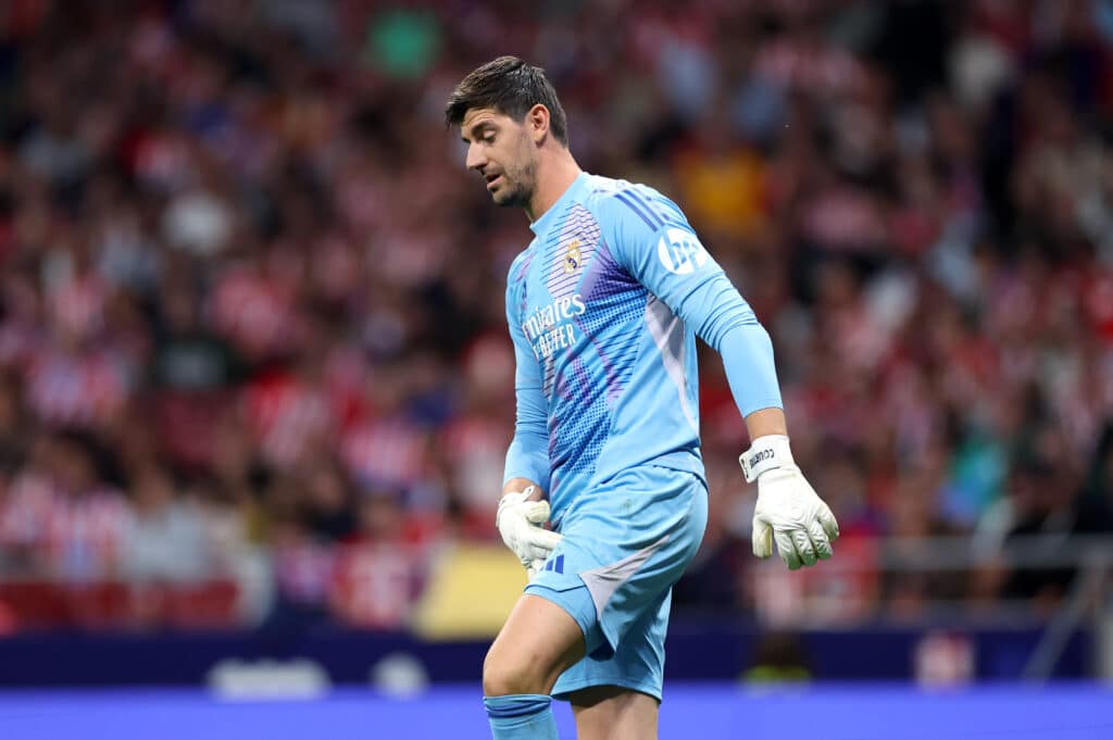 Thibaut Courtois pelo Real Madrid contra o Atleti