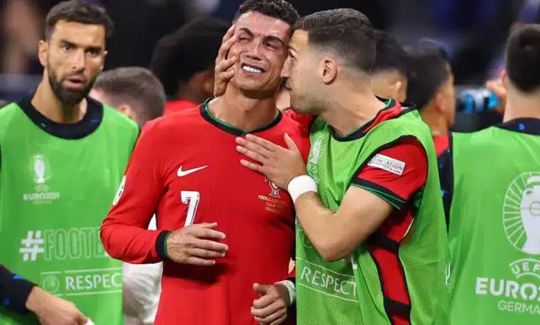 Cristiano Ronaldo chora após eliminação de Portugal na Euro