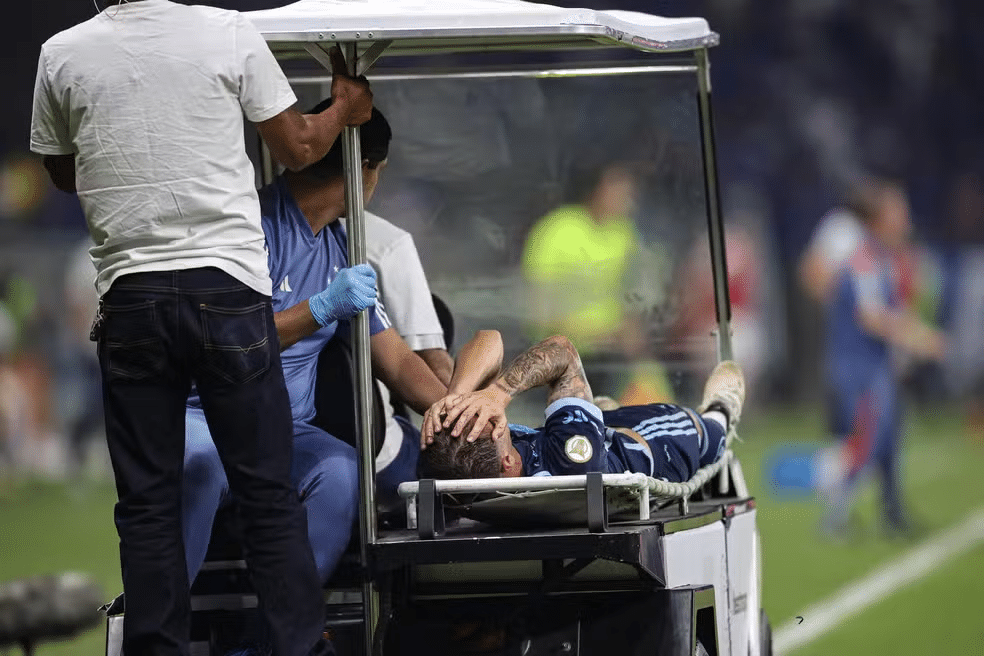 Vitinho do Cruzeiro sai lesionado e chorando durante partida contra o São Paulo