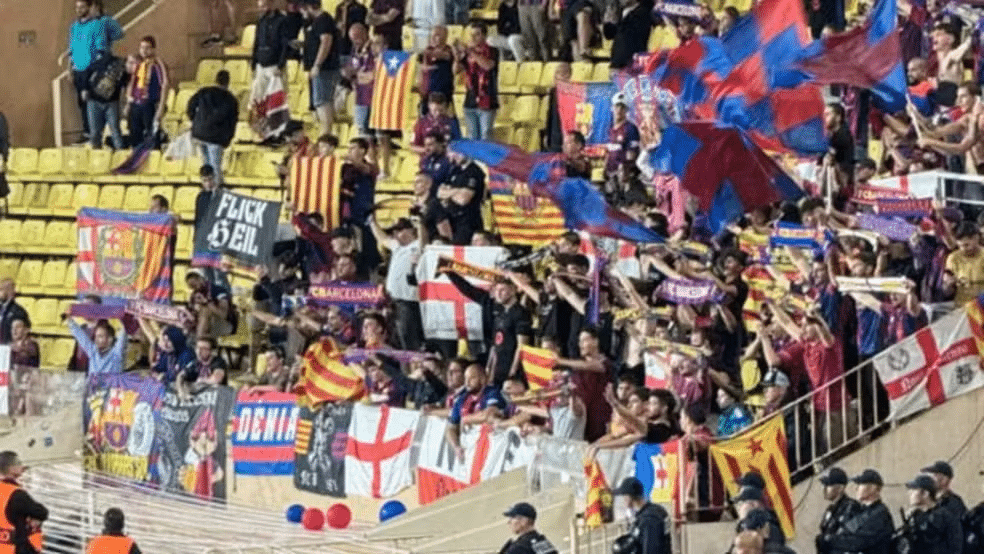 Torcida do Barcelona exibe cartaz com cunho nazista