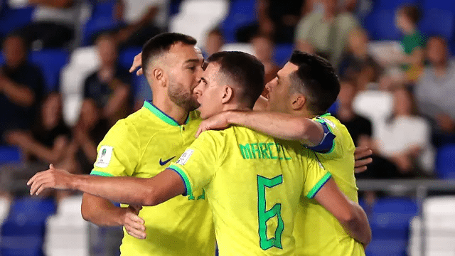 Em jogo tenso, Brasil bate Marrocos e garante classificação para a semifinal da Copa do Mundo de Futsal